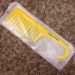 Yellow Ipsy refreshments comb in packaging